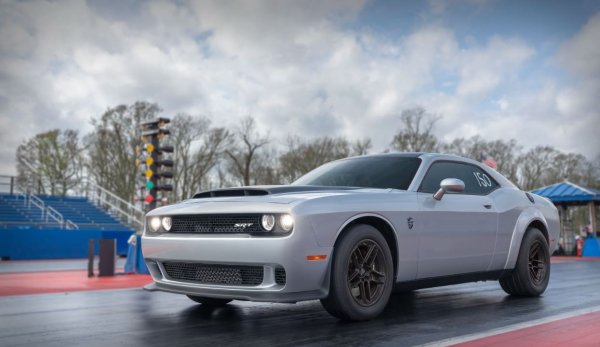 Първият автомобил в този списък е замислен по време на ренесансов период за оригиналните американски muscle cars (модели с висока производителност – бел. ред.). Ford стои в основната на тази тенденция по отношение на дизайна и производителността, представяйки през 2005 г. своето пето поколение Mustang.

Три години по-късно Dodge последва примера с третото поколение Challenger, който, за разлика от второто поколение Mitsubishi Galant, върна любимия дизайн на оригиналния модел, придавайки му същевременно модерен вид.
